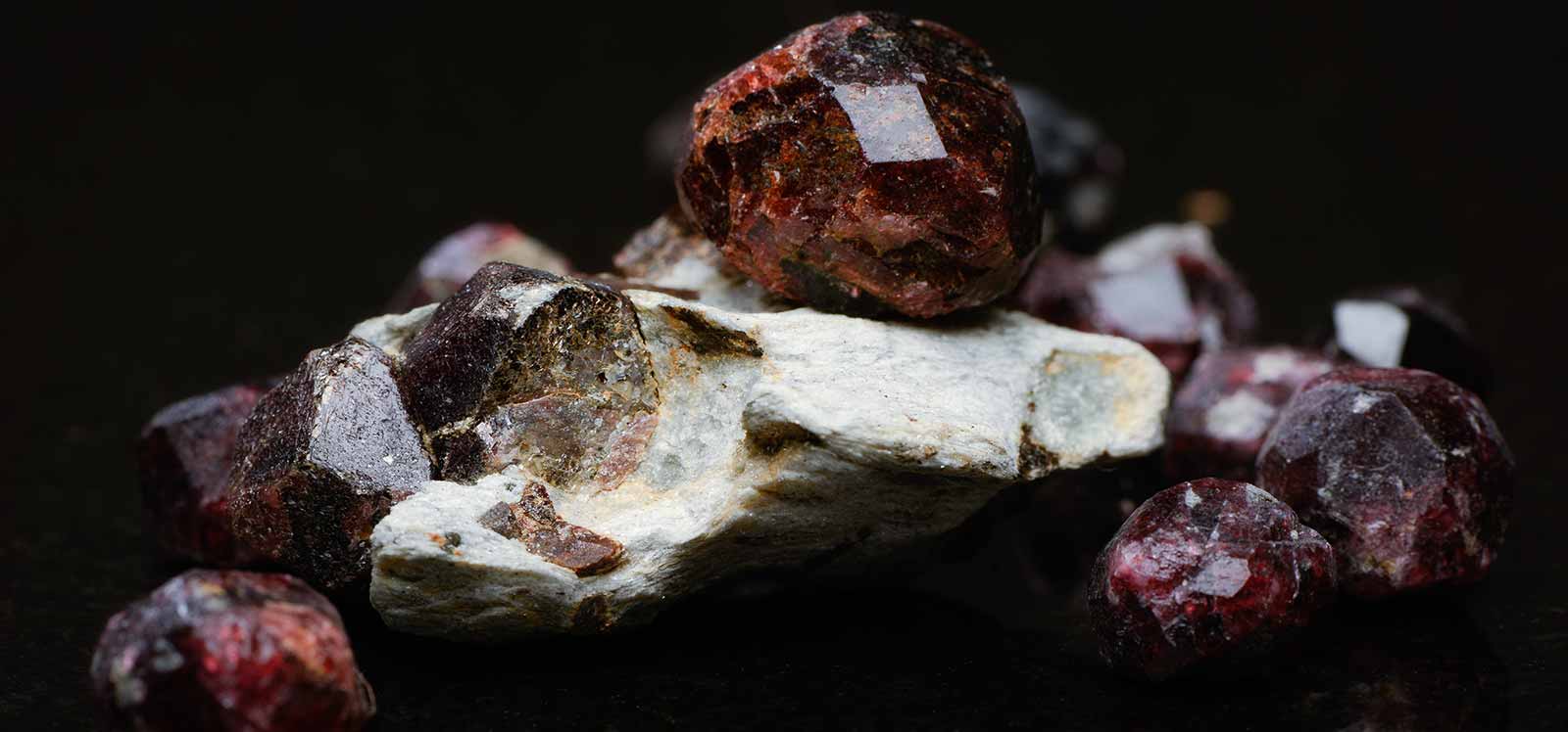 Granate Significado Propiedades Cristal Beneficios   Uncut Garnet Stones Banner 