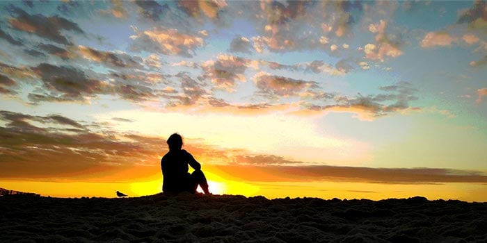 vrouw beoefenen ochtend mediteren tijdens zonsopgang