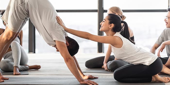 Hatha joga: co to za styl ćwiczeń? Jak wyglądają podstawowe asany
