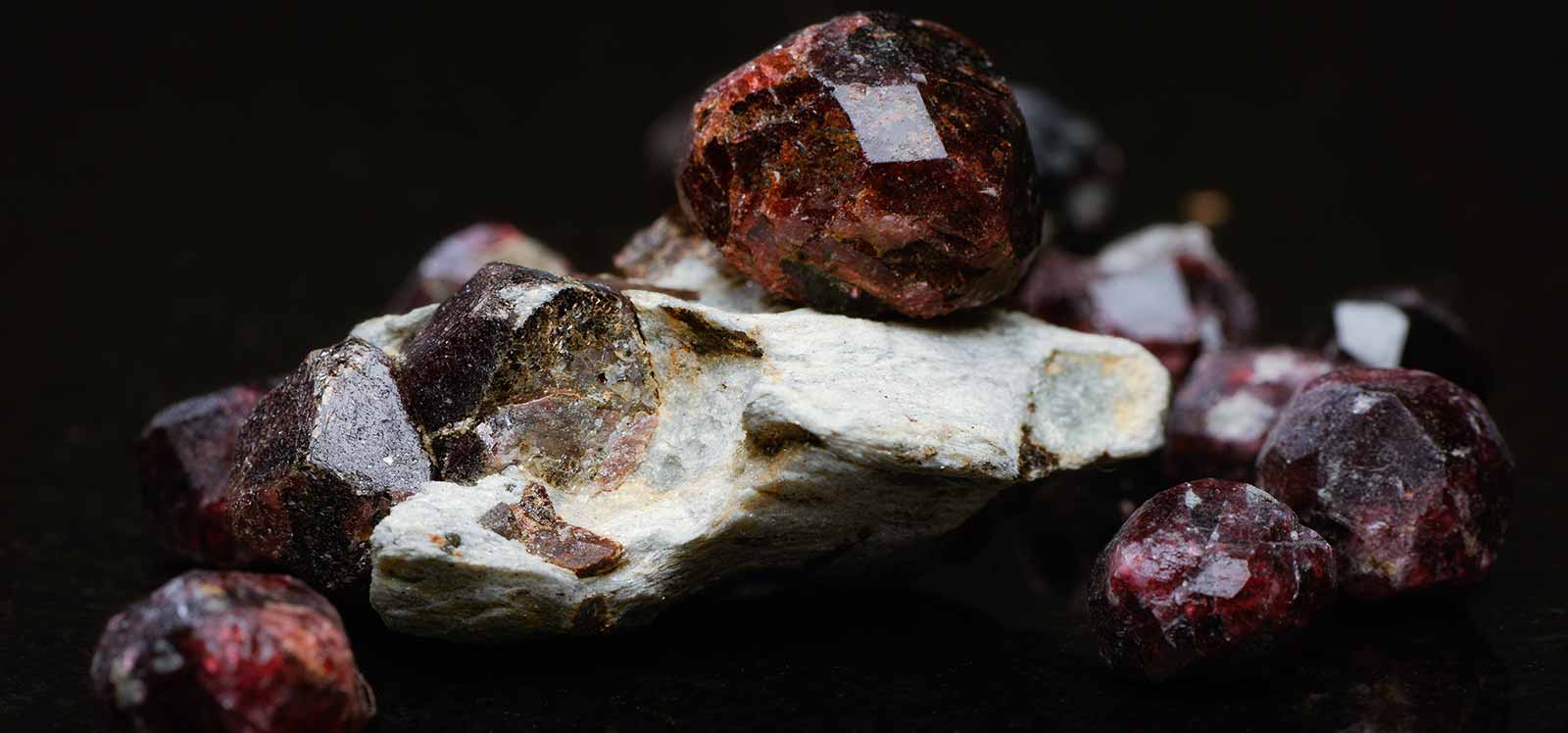 Healing Properties of Garnet – Moon Pebbles