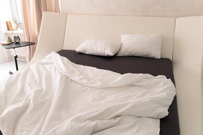 due cuscini bianchi posizionati sul letto