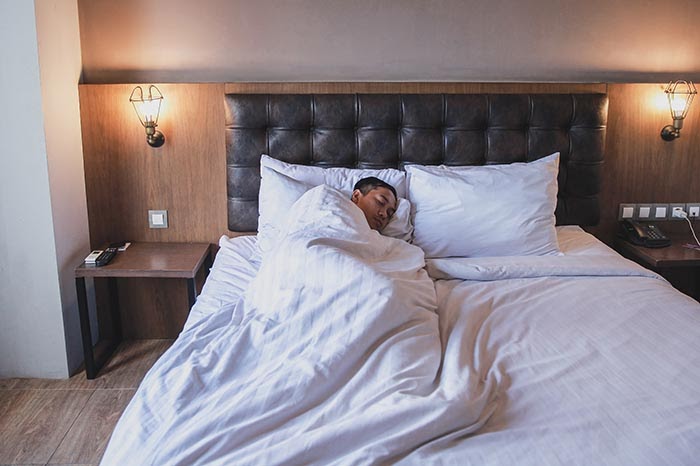 uomo che dorme nel suo letto